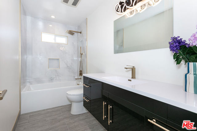 7001 Beckett Street, Tujunga CA: https://media.crmls.org/mediaz/e7820a1c-bf90-4394-8448-64dc3852cb8b.jpg