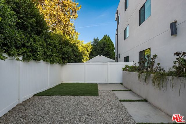 13822 Oxnard Street photo 26