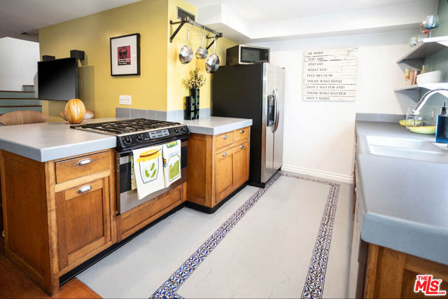 5920 Chula Vista Way, Los Angeles CA: https://media.crmls.org/mediaz/e7836869-b391-4c4c-b6ce-3972d3185e74.jpg