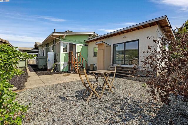 2708 60th Avenue, Oakland CA: https://media.crmls.org/mediaz/e78378bf-59c4-4b4f-88cc-30afe90a6519.jpg