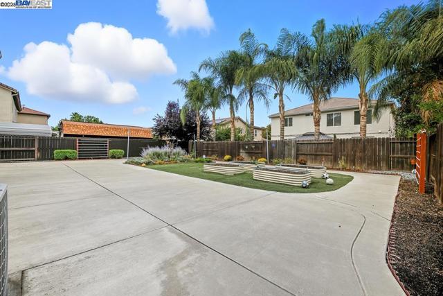 1413 Angus St, Patterson CA: https://media.crmls.org/mediaz/e784c53d-1b98-448b-bfa4-8277d939cecd.jpg