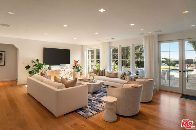 Image 11 of 72 For 705 Palisades Beach Road