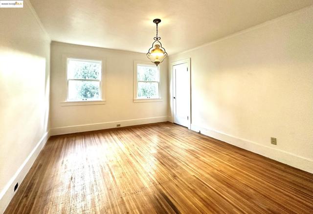 6014 La Salle Ave, Oakland CA: https://media.crmls.org/mediaz/e7853a97-eea1-4e5e-8f8d-6a002346b995.jpg