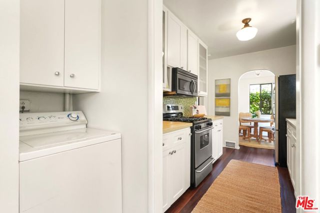 2218 Pearl Street, Santa Monica CA: https://media.crmls.org/mediaz/e7857481-356a-44d8-a3c4-083bdb7f7af9.jpg