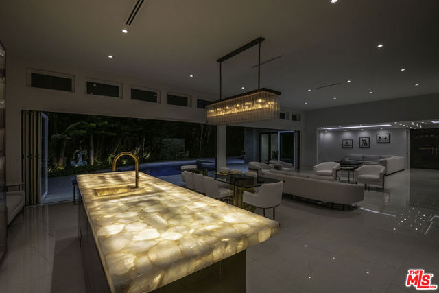 16601 Park Lane Circle, Los Angeles CA: https://media.crmls.org/mediaz/e785d169-07aa-426b-93a4-9fe0d0482f5d.jpg
