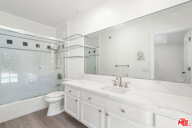 3217 Hutton Drive, Beverly Hills CA: https://media.crmls.org/mediaz/e785e0bc-8a83-4d93-8c21-668d1763e7de.jpg