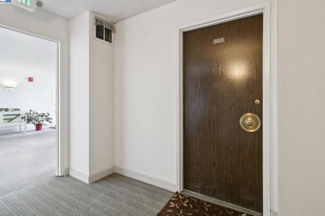 950 Shorepoint Ct, Alameda CA: https://media.crmls.org/mediaz/e786855c-90ac-4767-90b4-243608059b8b.jpg