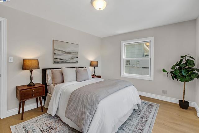 5601 Castle Dr, Oakland CA: https://media.crmls.org/mediaz/e78685cc-12ed-4844-b38c-1bd4b60809f0.jpg