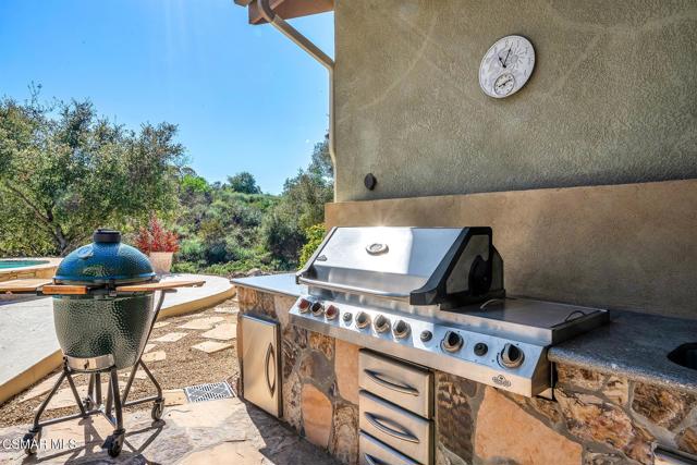 1826 Crystal View Circle, Newbury Park CA: https://media.crmls.org/mediaz/e7876170-4569-471e-ad13-5817ec8e496b.jpg
