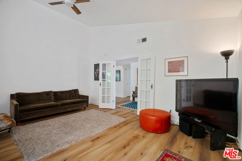 https://media.crmls.org/mediaz/e7881a53-18d8-4232-810b-9b5fae4e7e29.jpg?preset=X-Large
