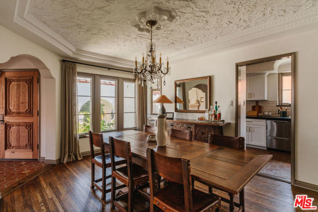 3975 Sutro Avenue, Los Angeles CA: https://media.crmls.org/mediaz/e7887797-7707-4e9f-a29f-659aaf76fbdd.jpg