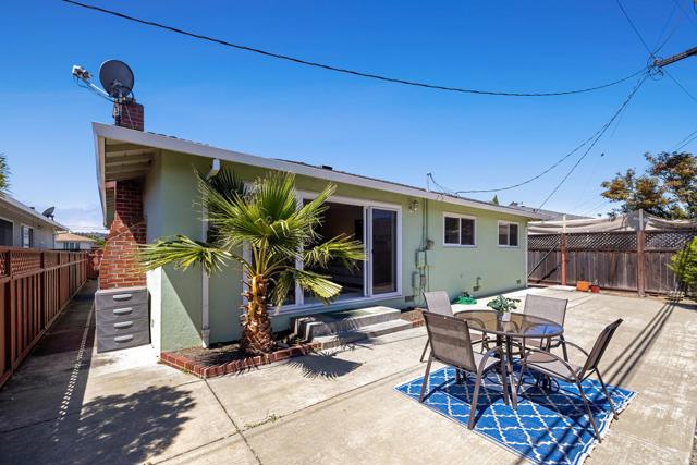 2225 Salisbury Way, San Mateo CA: https://media.crmls.org/mediaz/e78939f3-8316-4344-9707-91e9f644563d.jpg
