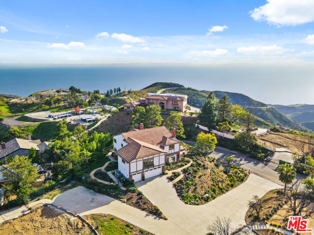 23255 W Paloma Blanca Drive, Malibu CA: https://media.crmls.org/mediaz/e78addee-e212-4f7a-9e95-44dd215fb44e.jpg