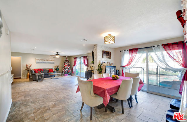 2425 Dusan Street, Simi Valley CA: https://media.crmls.org/mediaz/e78bc57e-95ce-42aa-b148-899702638e59.jpg