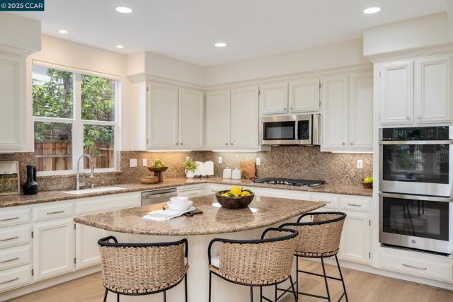 9356 Mediar Dr, San Ramon CA: https://media.crmls.org/mediaz/e78c4667-2be6-4dbc-9cfd-e88e81f2641e.jpg