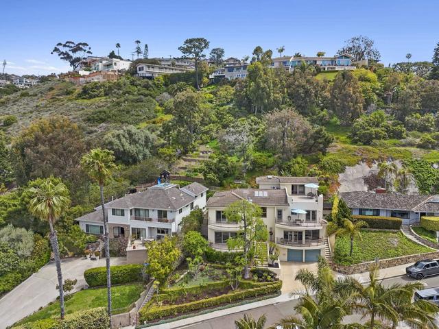 5787 Bellevue Ave, La Jolla CA: https://media.crmls.org/mediaz/e78c59ef-9dba-492b-bc82-a5496f28a69a.jpg