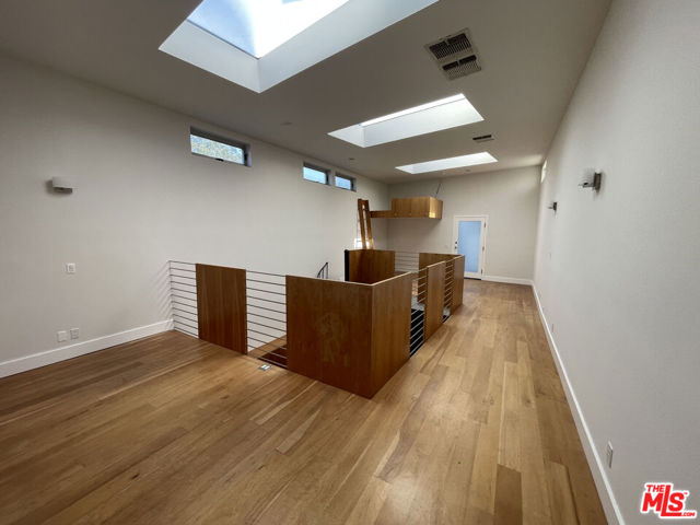 555 Rose Avenue, Venice CA: https://media.crmls.org/mediaz/e78cb241-b90b-4d5a-9800-7ea21ab39232.jpg