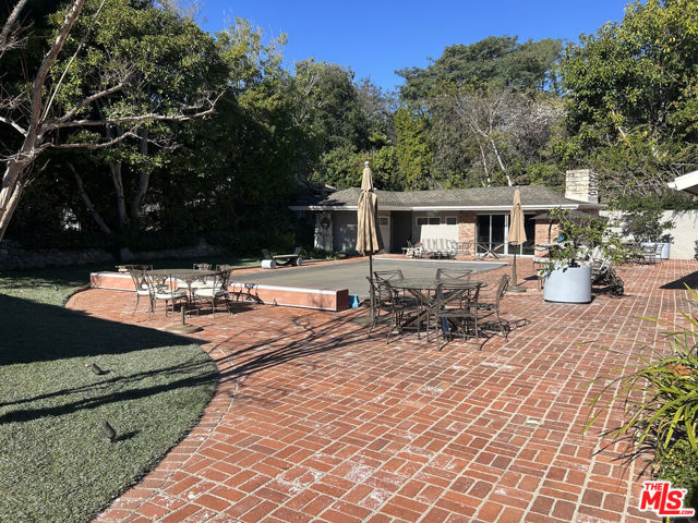 917 Oxford Way, Beverly Hills CA: https://media.crmls.org/mediaz/e78cb780-b4f6-4d0b-afa3-f40b07e2958a.jpg