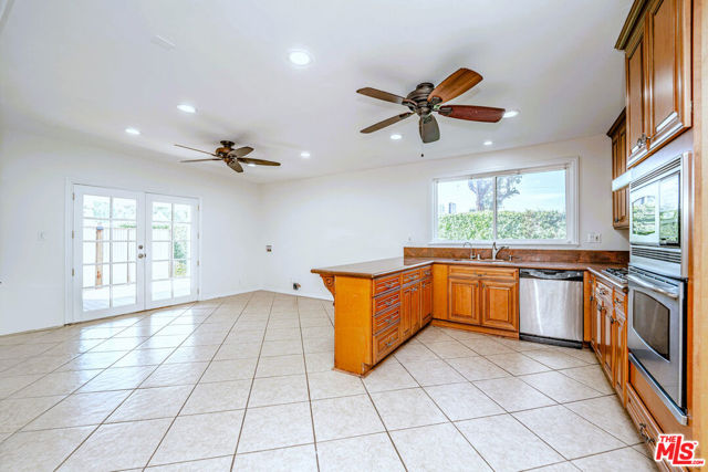 5353 Don Pio Drive, Woodland Hills CA: https://media.crmls.org/mediaz/e78d122a-c887-40df-8a88-d3550b154f42.jpg