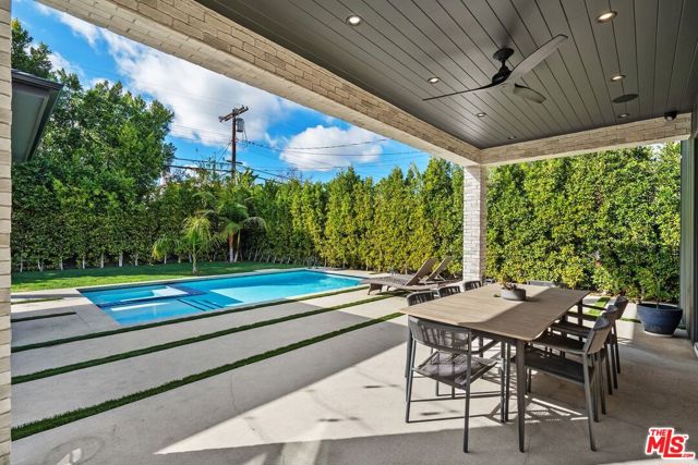 4937 Rubio Avenue, Encino CA: https://media.crmls.org/mediaz/e78d26fd-f2bd-4b51-803f-b8faf1a48f0a.jpg