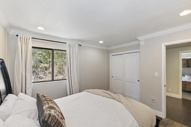 271 Bluebird Court, Big Bear CA: https://media.crmls.org/mediaz/e78d5e6f-da09-4773-904d-8d2e35a4d463.jpg