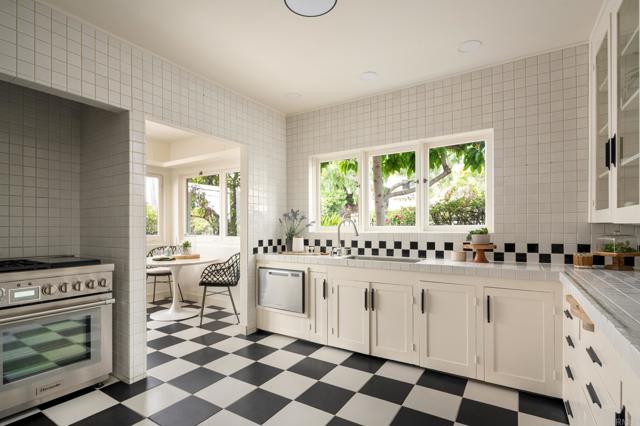 Detail Gallery Image 16 of 47 For 654 Bonair Pl, La Jolla,  CA 92037 - 5 Beds | 4 Baths