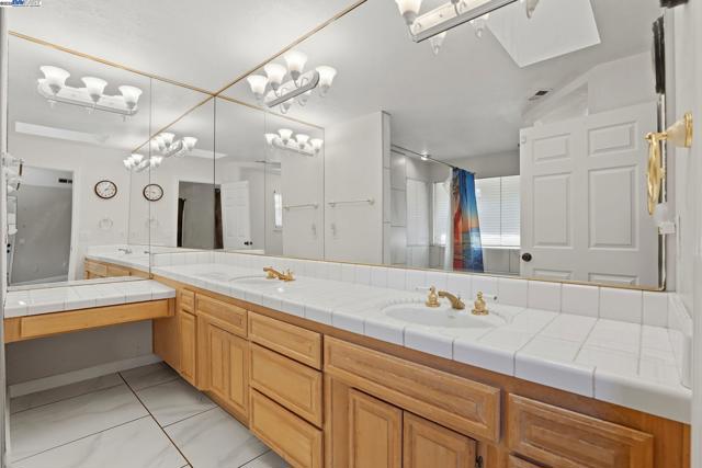 4470 Rolling Oaks Dr, Granite Bay CA: https://media.crmls.org/mediaz/e78e698b-e41b-4e7d-ac3e-fc57f1e1a353.jpg