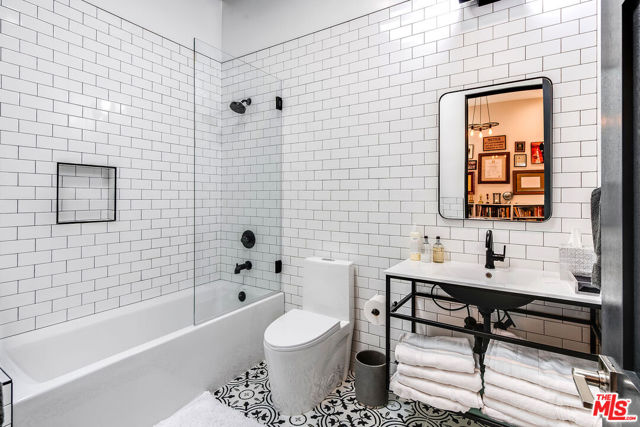 11258 Laurie Drive, Studio City CA: https://media.crmls.org/mediaz/e78efcb2-a653-4c01-a2ac-67678e9fc2f4.jpg