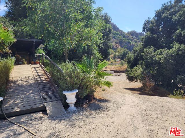 118 W Carlisle Road, Westlake Village CA: https://media.crmls.org/mediaz/e78fbd8f-39a8-4899-ba30-4c2b27e3bc35.jpg
