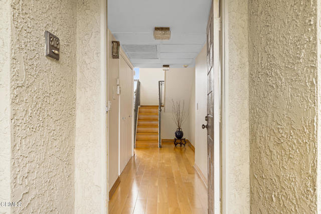125 W Mountain Street, Glendale CA: https://media.crmls.org/mediaz/e7915c5a-19f9-420e-94dd-3429a46c5d7c.jpg