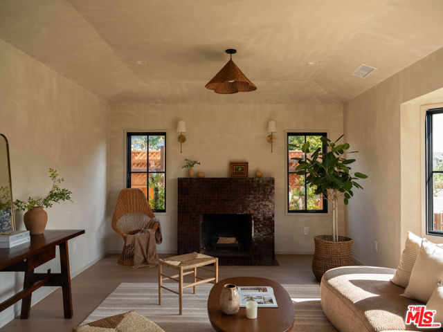 7907 Croydon Avenue, Los Angeles CA: https://media.crmls.org/mediaz/e7919790-b563-44b8-ad24-739ff684d34e.jpg