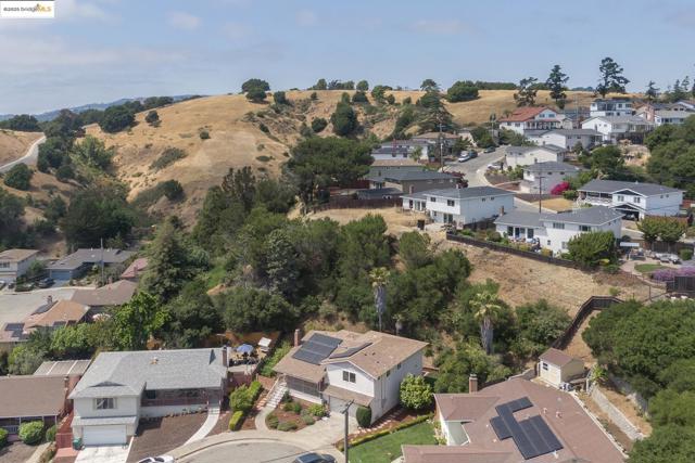 21 Maggiora Ct, Oakland CA: https://media.crmls.org/mediaz/e791bd92-3a4f-4080-ae98-46b3e4b6758a.jpg
