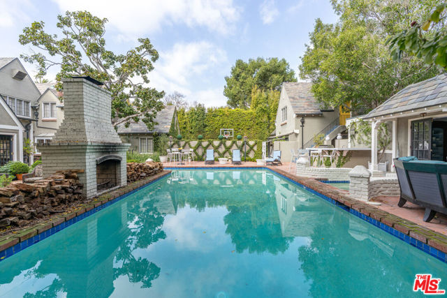 340 S Plymouth Boulevard, Los Angeles CA: https://media.crmls.org/mediaz/e791bfb3-2ca5-46ee-8221-b6c03180f538.jpg