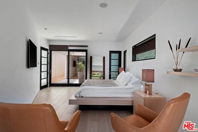 455 Castle Place, Beverly Hills CA: https://media.crmls.org/mediaz/e791d6a0-079b-4a7d-8539-11bd9243a8c8.jpg