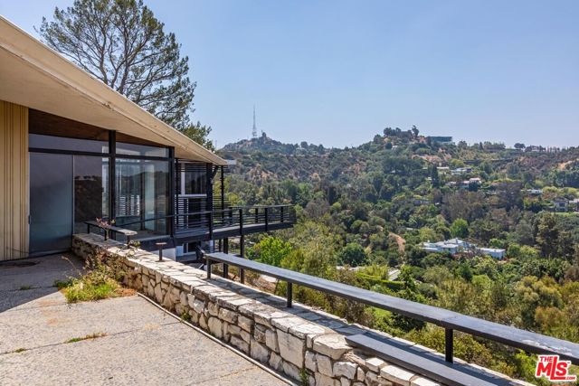 2859 Coldwater Canyon Drive, Beverly Hills CA: https://media.crmls.org/mediaz/e791ea28-199a-4fc3-9692-0c764812767e.jpg