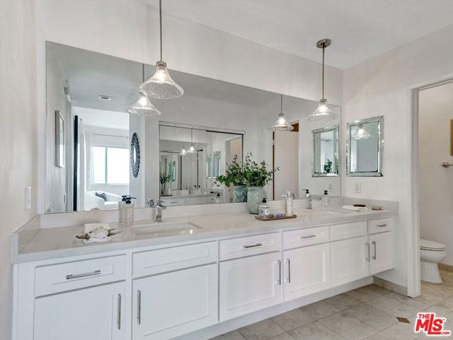 18111 Coastline Drive, Malibu CA: https://media.crmls.org/mediaz/e7927dea-b7ca-4d28-b7bd-e79d355b1cc0.jpg