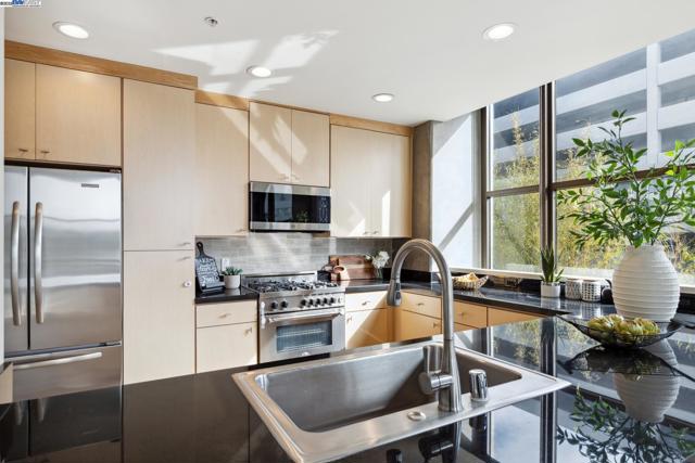 311 2nd St, Oakland CA: https://media.crmls.org/mediaz/e793bbc9-1da5-47a5-a7f1-a39a5946acd2.jpg