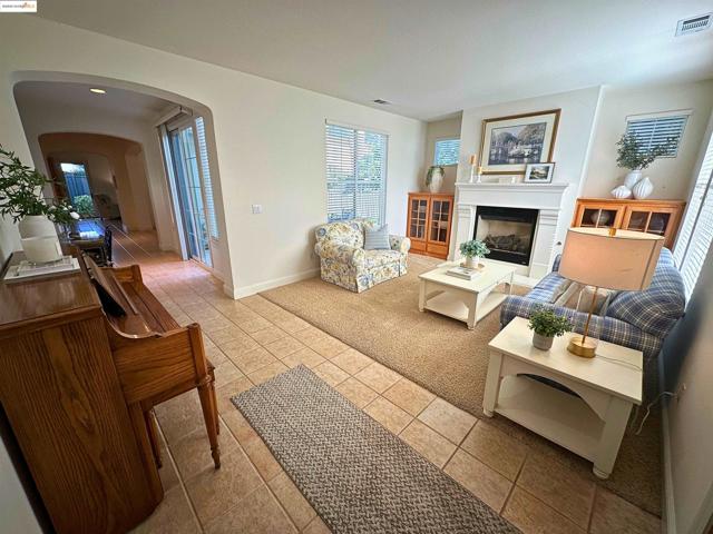 1327 Remington Ct, Tracy CA: https://media.crmls.org/mediaz/e7941a74-17f9-4979-8386-ce3e05fc89fd.jpg