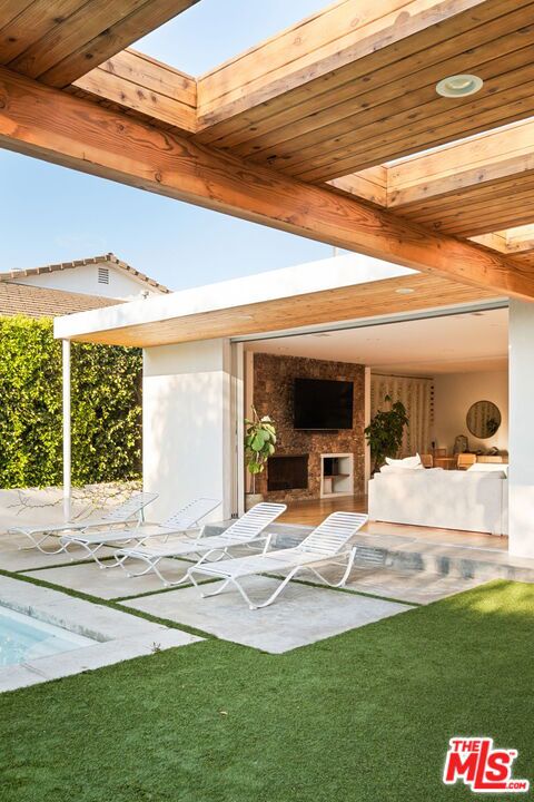 6641 Bedford Avenue, Los Angeles CA: https://media.crmls.org/mediaz/e7942d0d-e9aa-44ad-b56a-54062fde2438.jpg