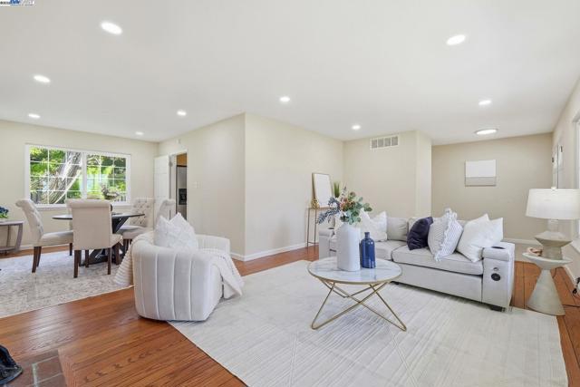 42293 Camino Santa Barbara, Fremont CA: https://media.crmls.org/mediaz/e79445b5-2150-4cc9-addd-ce40a94106bb.jpg