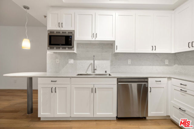 4180 Fair Avenue, Studio City CA: https://media.crmls.org/mediaz/e7948f3a-38cc-4ff1-b66d-ba68020b33f5.jpg