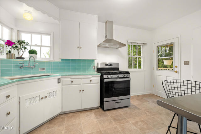 1750 E Villa Street, Pasadena CA: https://media.crmls.org/mediaz/e794d9fd-d0b6-434a-88a3-02fe049c286a.jpg