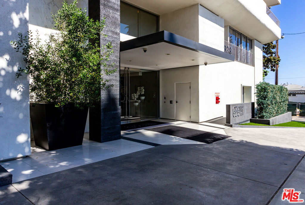 838 N Doheny Drive #203