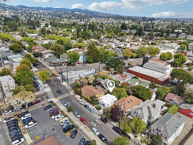 511 59Th St, Oakland CA: https://media.crmls.org/mediaz/e796a3af-42ce-4ca9-9e70-19ef3e081977.jpg