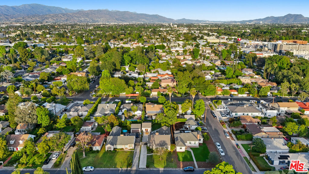 https://media.crmls.org/mediaz/e796c627-839a-4e13-b604-ee3ec16e12dd.jpg?preset=X-Large