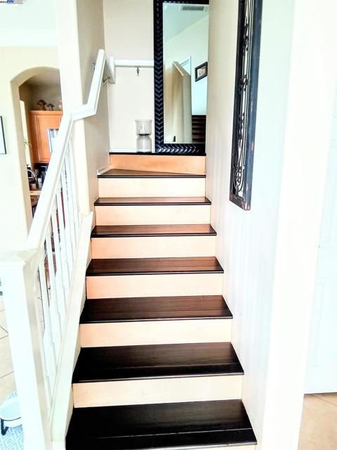 24350 Lorenzo Ln,  CA: https://media.crmls.org/mediaz/e796fd5b-0742-4753-bac3-20c029d274cd.jpg
