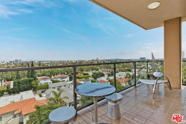 211 S Spalding Drive, Beverly Hills CA: https://media.crmls.org/mediaz/e7980d2c-fd9f-4d2a-8eeb-a95ae70ee430.jpg