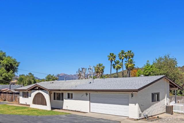 13250 Idyl Dr, Lakeside CA: https://media.crmls.org/mediaz/e7990f75-5ca4-4ac0-9446-8e84f711c2a8.jpg