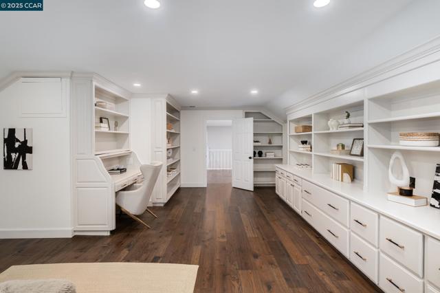3284 Blackhawk Meadow Dr, Danville CA: https://media.crmls.org/mediaz/e799324f-a2a6-49b8-b093-8be5625abc0f.jpg