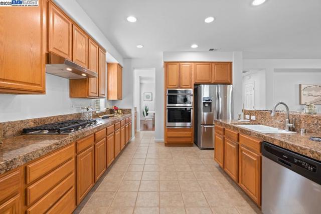 1525 Whispering Oaks Way, Pleasanton CA: https://media.crmls.org/mediaz/e79a7212-87a5-49f0-b7e2-cb0911edf96c.jpg